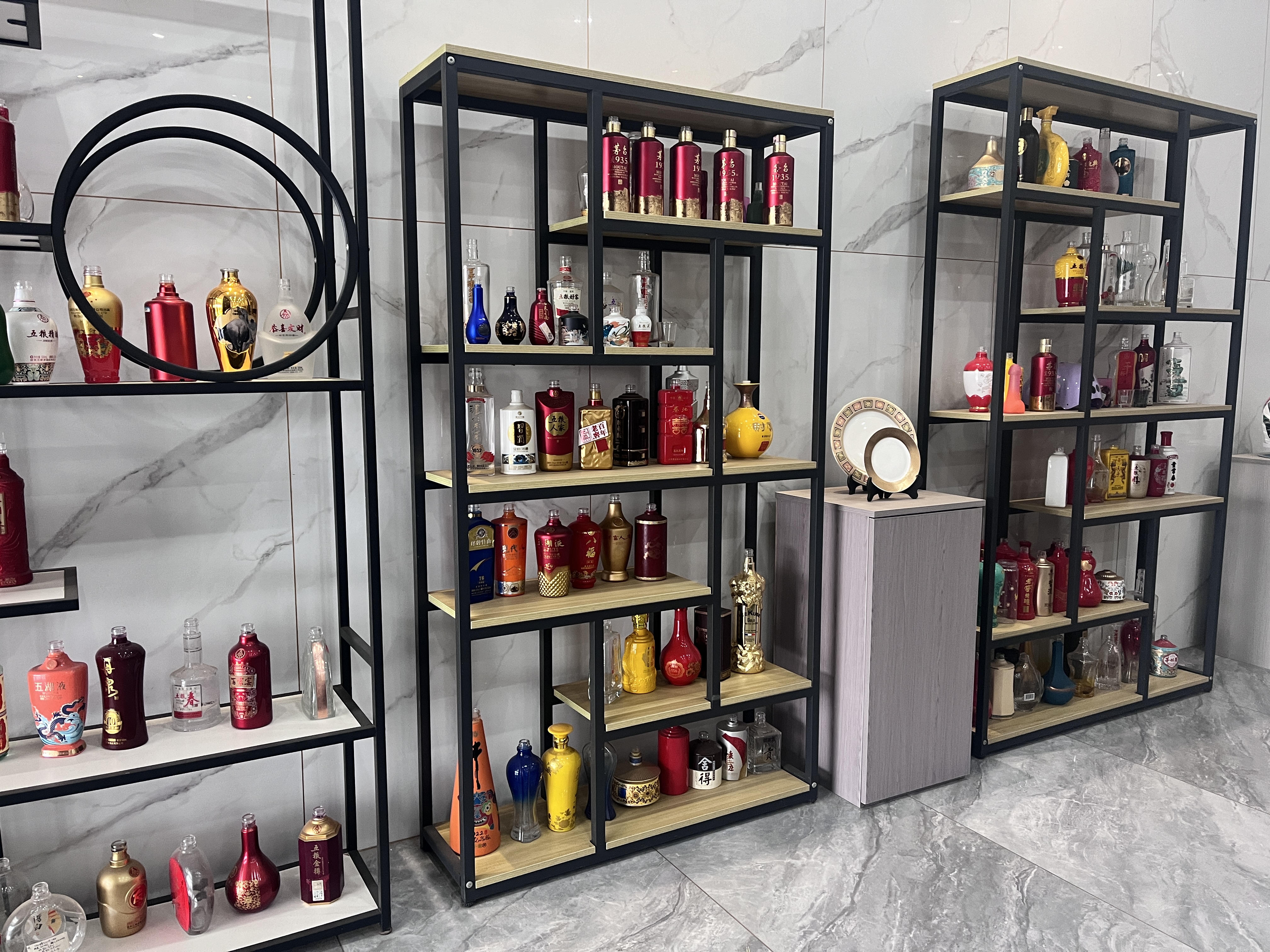 Íoslódáil an lipéad ar an buidéal fíona